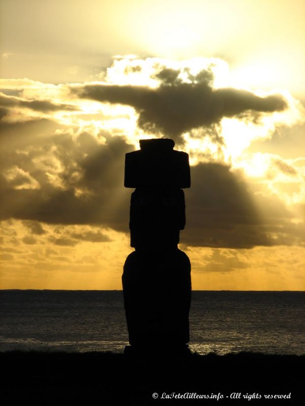 Dernier coucher de soleil sur l'ahu Tahai