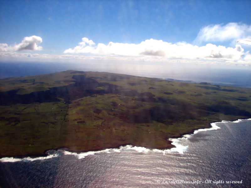 D'avion, on voit bien la forme triangulaire de l'île de Pâques