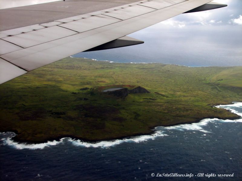 Vu depuis l'avion, le volcan Rano Raraku nous attire déjà