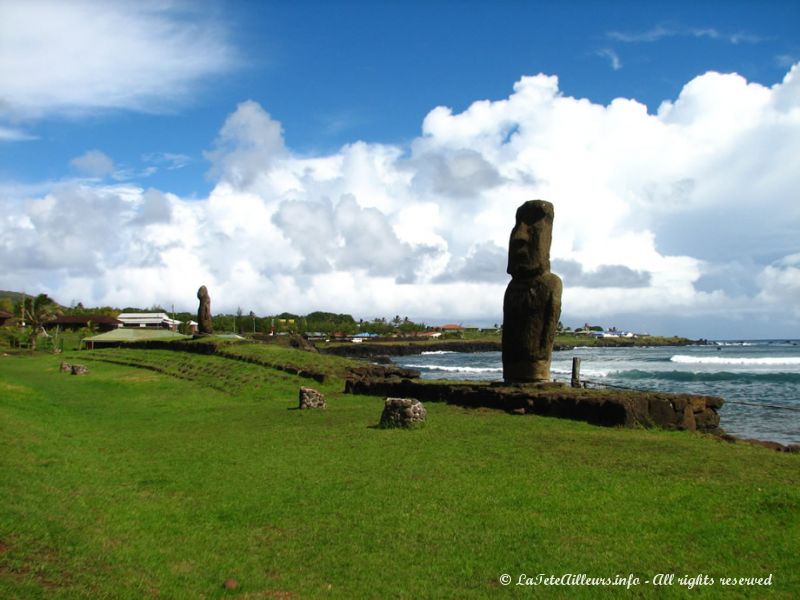 Nos premiers moai, devant le port