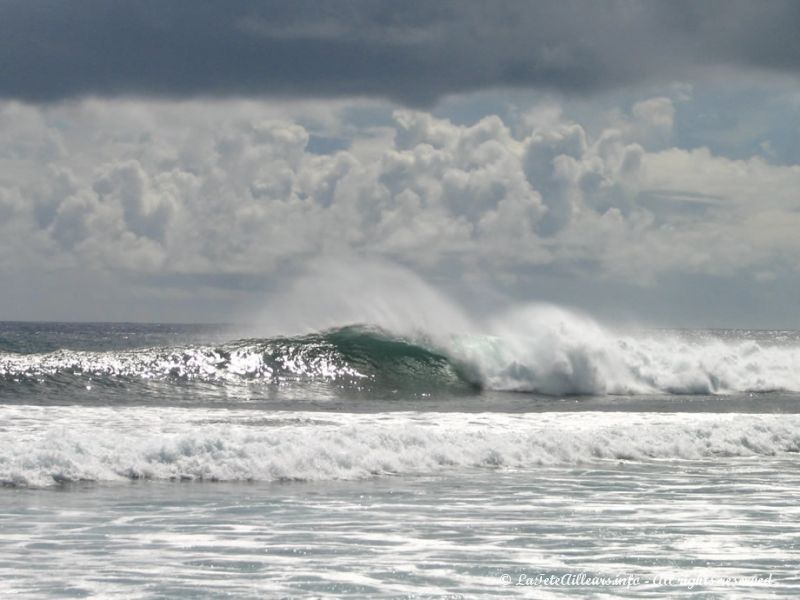 Les belles vagues du Pacifique sont bien réelles à l'île de Pâques...