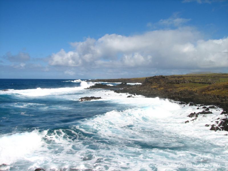 La côte sud de l'île de Pâques est sauvagement belle