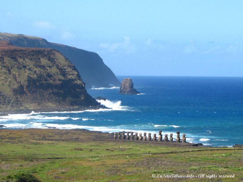 Vue sur l'ahu Tongariki depuis les flancs du volcan Rano Raraku