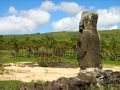 Un moai solitaire observe les autres moai de dos
