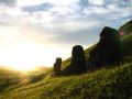 Coucher de soleil sur les moai du Rano Raraku