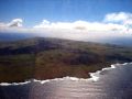 D'avion, on voit bien la forme triangulaire de l'île de Pâques