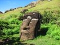 L'intérieur du cratère compte aussi de nombreux moai
