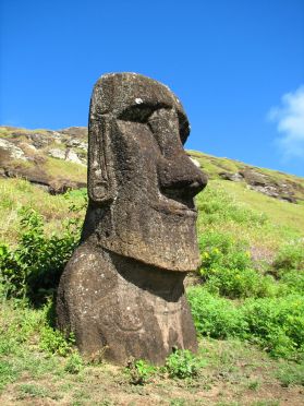 Un moai aux oreilles superbement sculpt&eacute;es