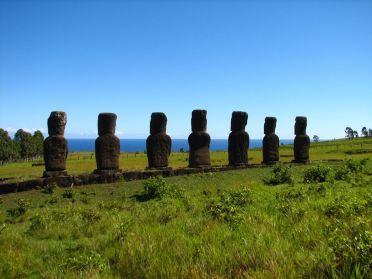Les moai de l'ahu Akivi sont les seuls &agrave; faire face &agrave; la mer