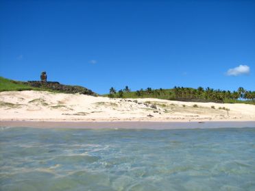 L'ahu Nau Nau vu depuis la mer