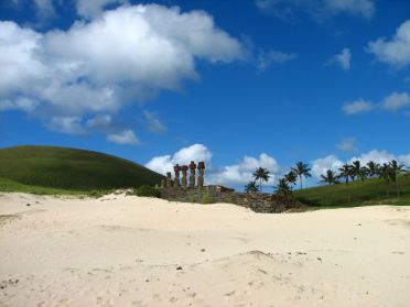 Sept superbes moai &agrave; proximit&eacute; de la plage...