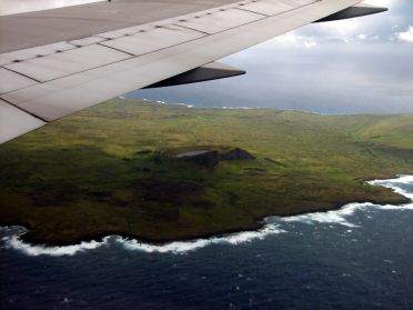 Vu depuis l'avion, le volcan Rano Raraku nous attire d&eacute;j&agrave;