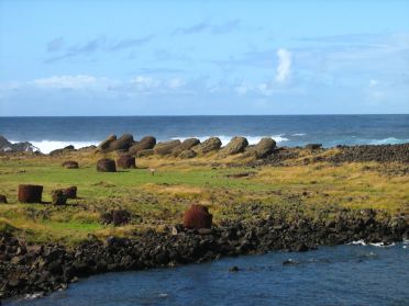 L'ahu Hanga Te&acute;e et ses moai align&eacute;s face contre terre