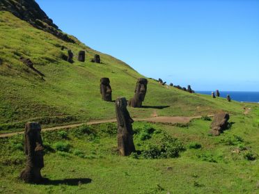 Le volcan Rano Raraku servit de carri&egrave;re &agrave; presque tous les moai 
