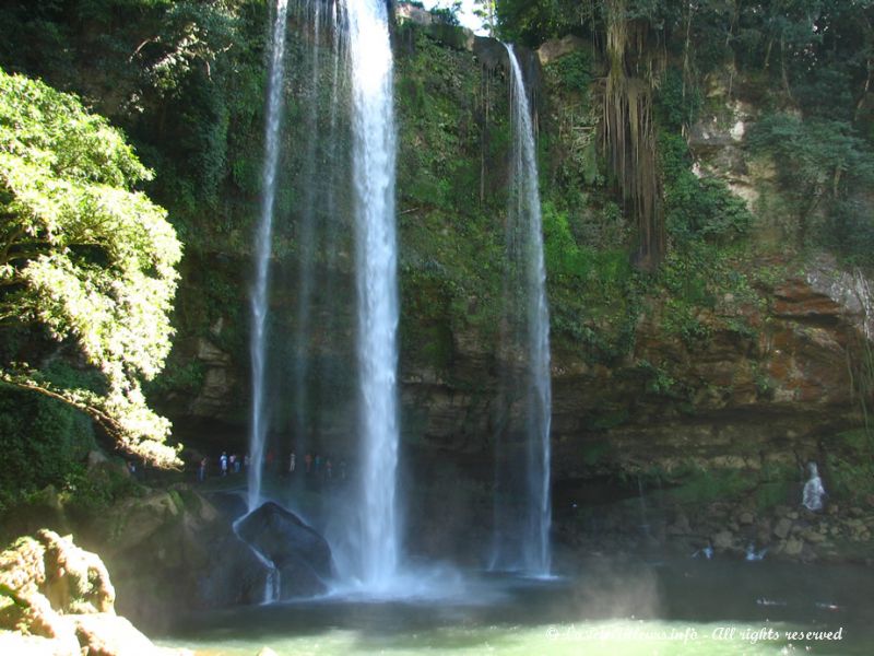 Ces chutes tombent de 30m de hauteur dans un bassin tranquille