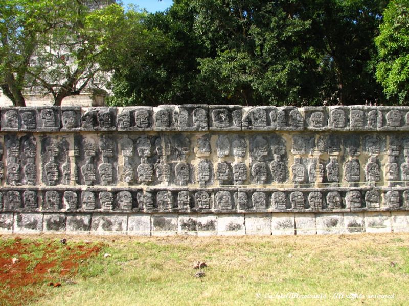 Le mur des crânes où sont symbolisés les crânes des joueurs de pelote décapités