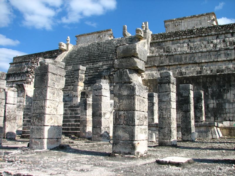 On distingue des personnages aux mains liées, prisonniers ennemis qui vont être sacrifiés au sommet du temple