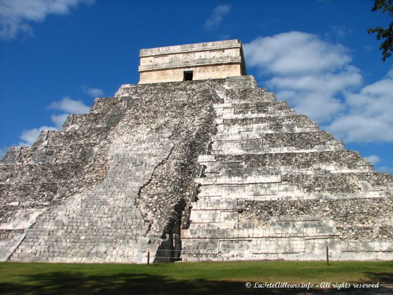 Un serpent apparaît sur l'escalier nord du Castillo lors des équinoxes...