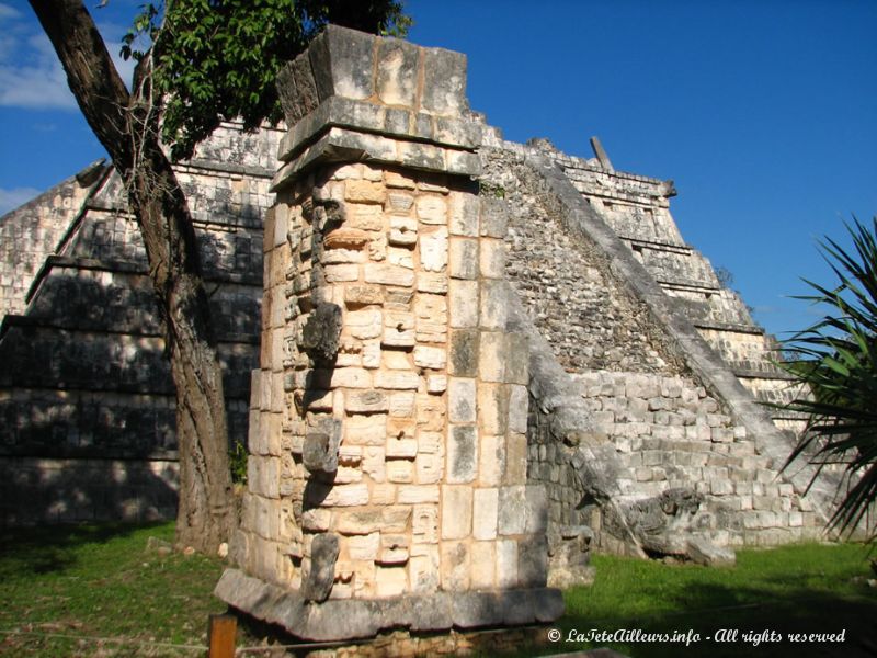 Les bases de la pyramide sont ornées de têtes de dragons