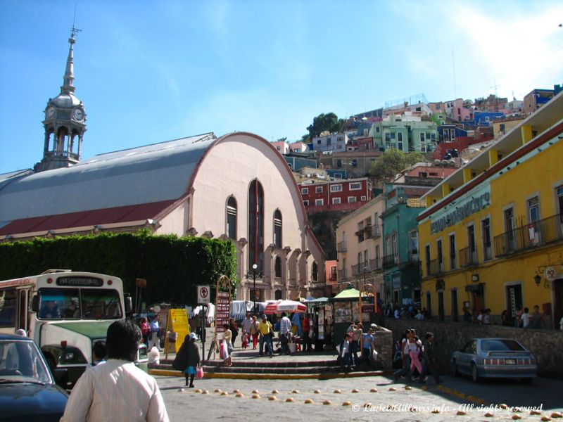 A gauche, le marché Hidalgo