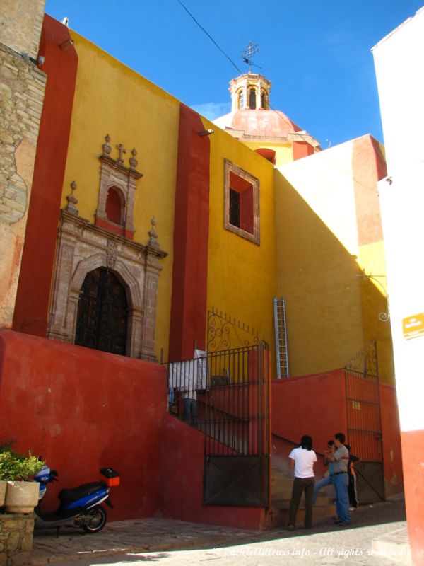 Même les églises sont très colorées ici