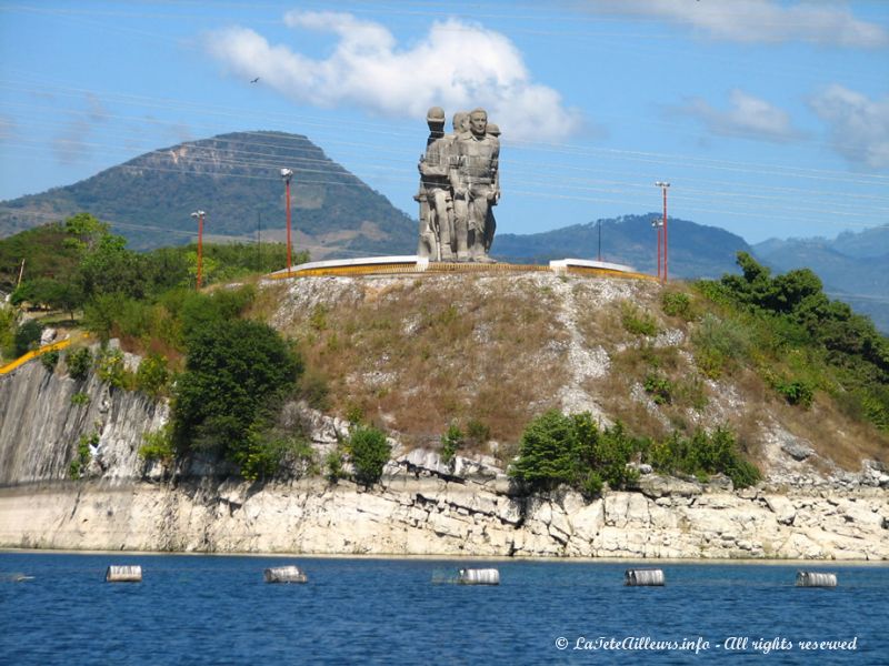 Une immense statue domine la rivière