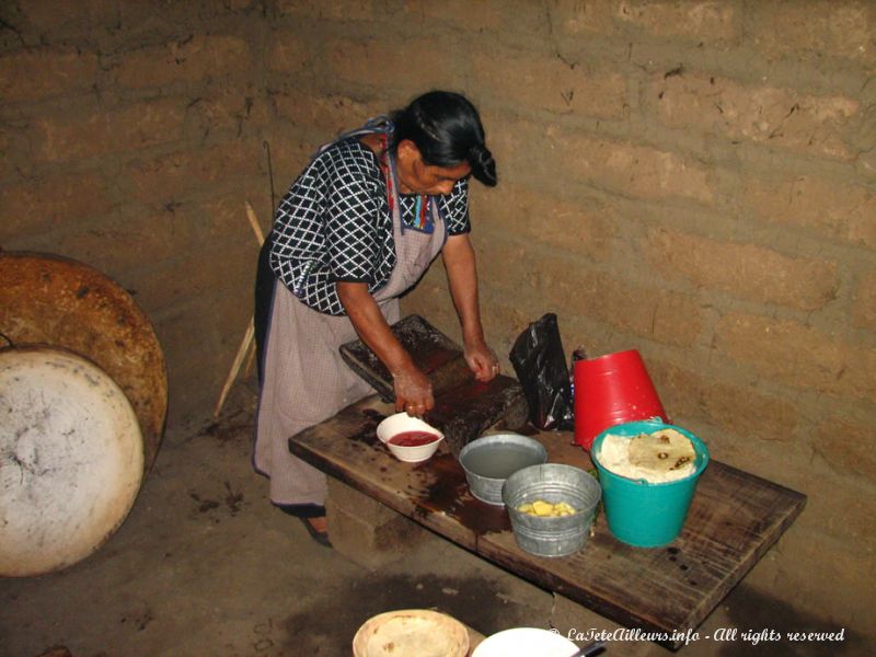 Préparation de la sauce tomate pour garnir les tortillas