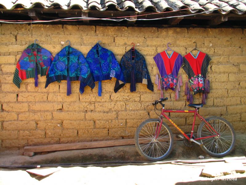 Les vêtements de cette tribu indienne sont très colorés !