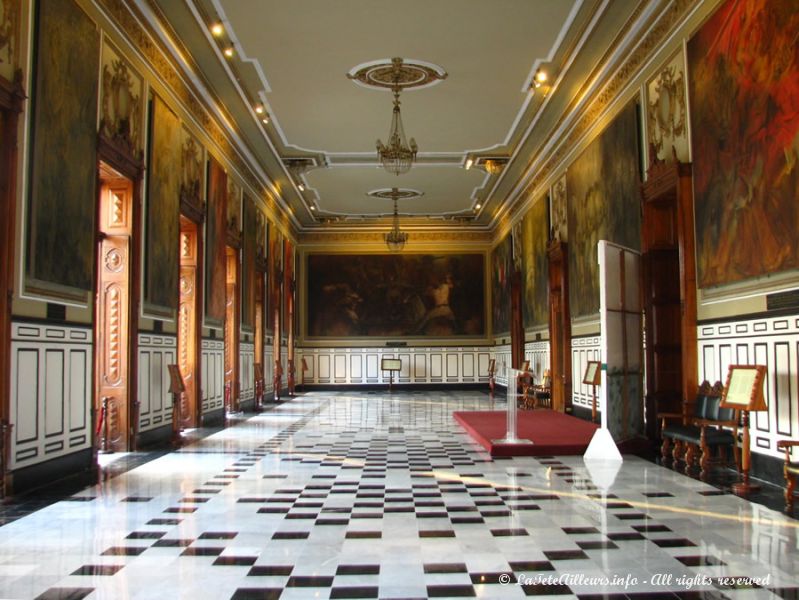 Le salon du palais rassemble une très belle collection de peintures racontant l'histoire des Mayas