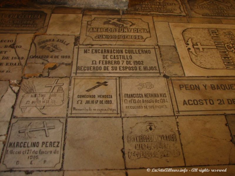 De nombreuses tombes jonchent le sol de la cathédrale