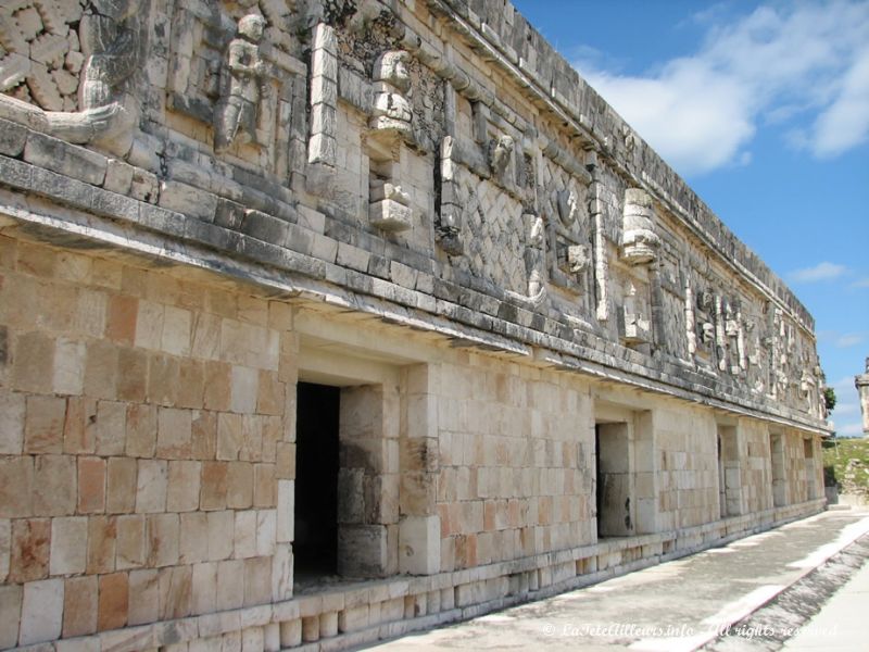 De belles frises ornent les façades des batiments du quadrilatère des Nonnes