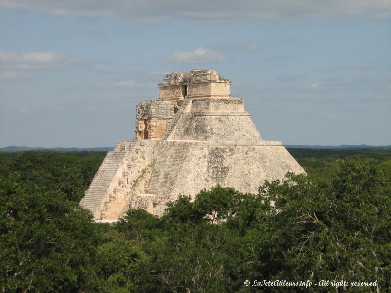 De loin, seul le sommet de la pyramide du Devin émerge de la jungle