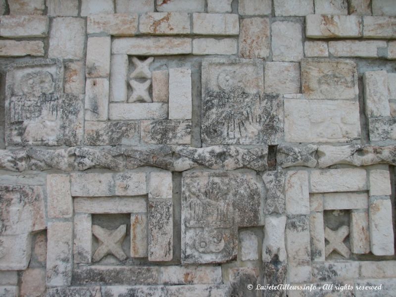 Le petit temple du sommet de la Grande Pyramide est recouvert de fresques representant des perroquets aras