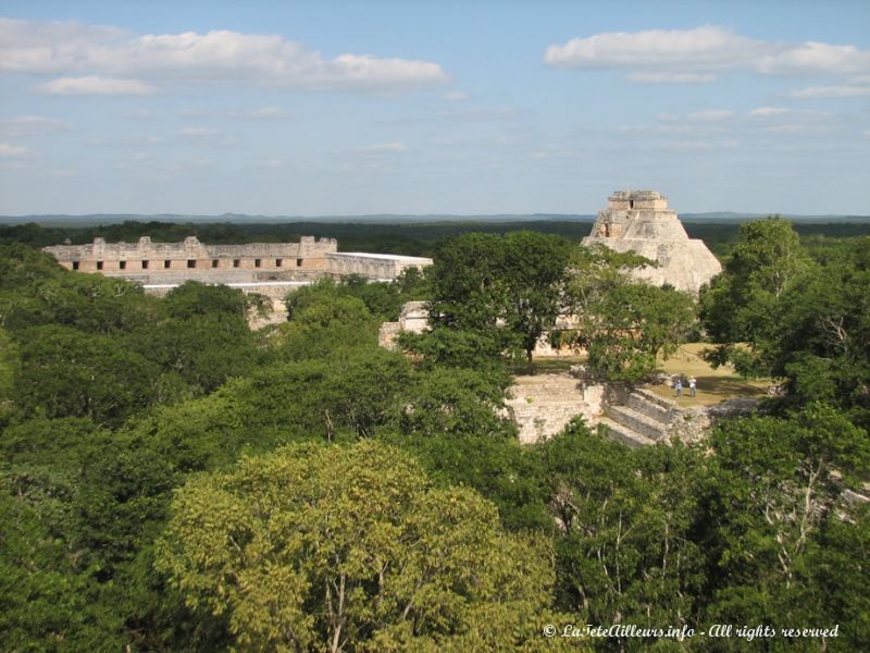 Uxmal émergeant de la forêt depuis la Grande Pyramide