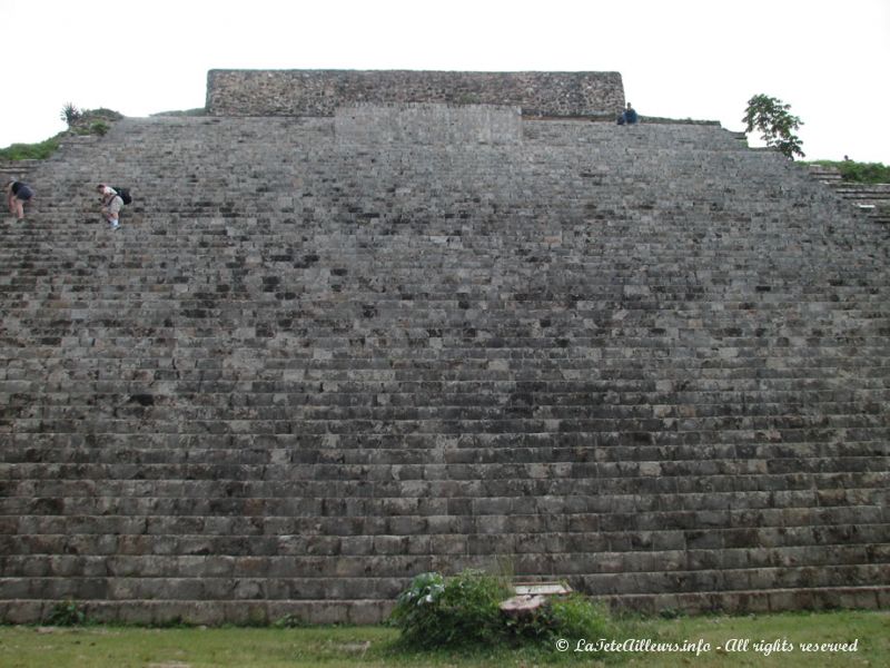 Haute de 32 mètres, la Grande Pyramide est surmontée d'un temple dont les fonctions sont toujours inconnues