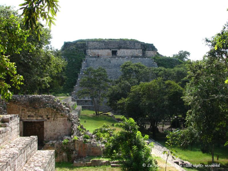 Au fond, la Grande Pyramide d'Uxmal