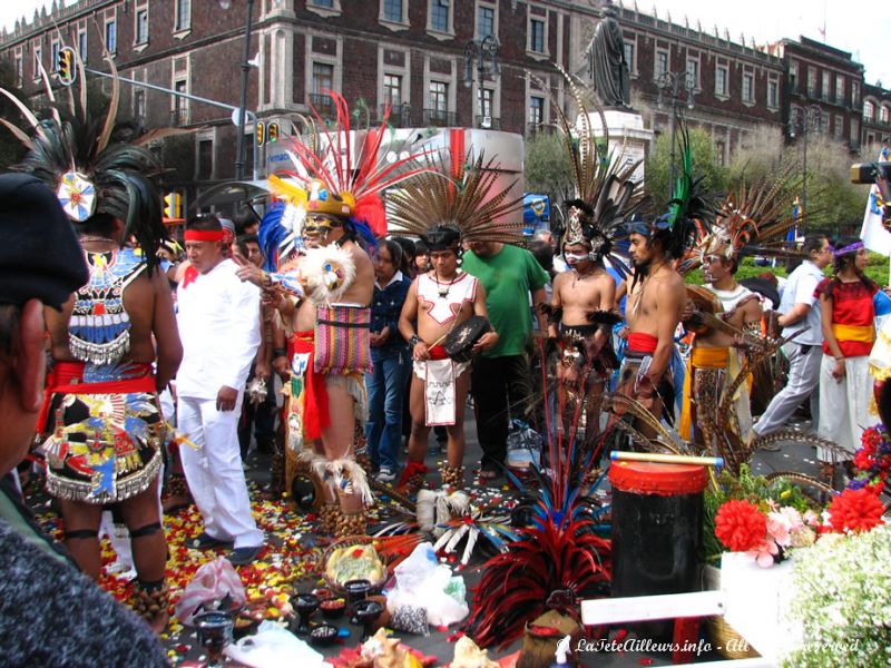 Aujourd'hui, de nombreuses tribus indiennes sont venues sur le Zocalo...