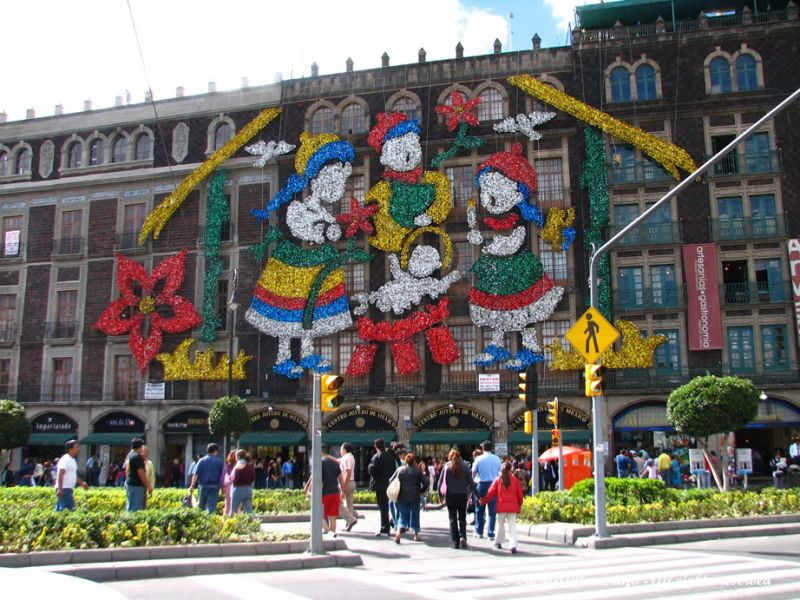 Les vieux batiments autour du Zocalo ont pris les couleurs de Noël