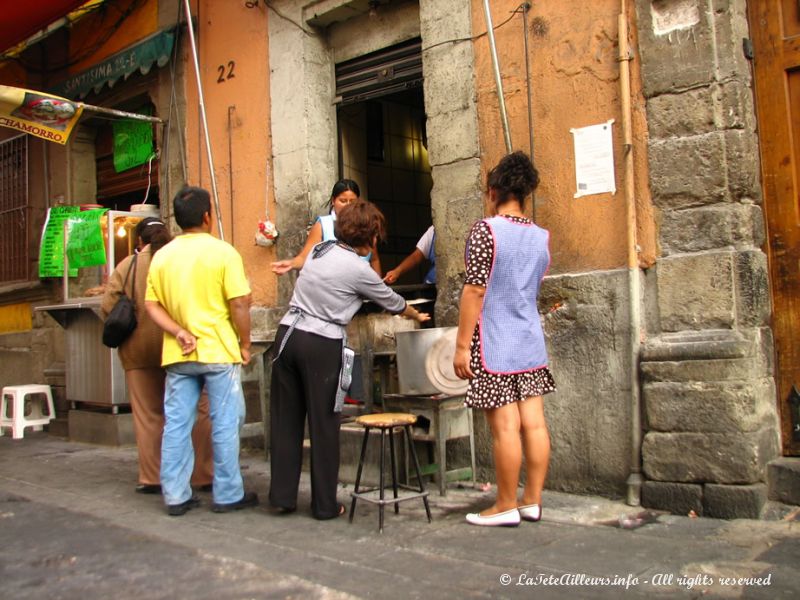 Comme en Asie, des petits resos s'impovisent sur les trottoirs