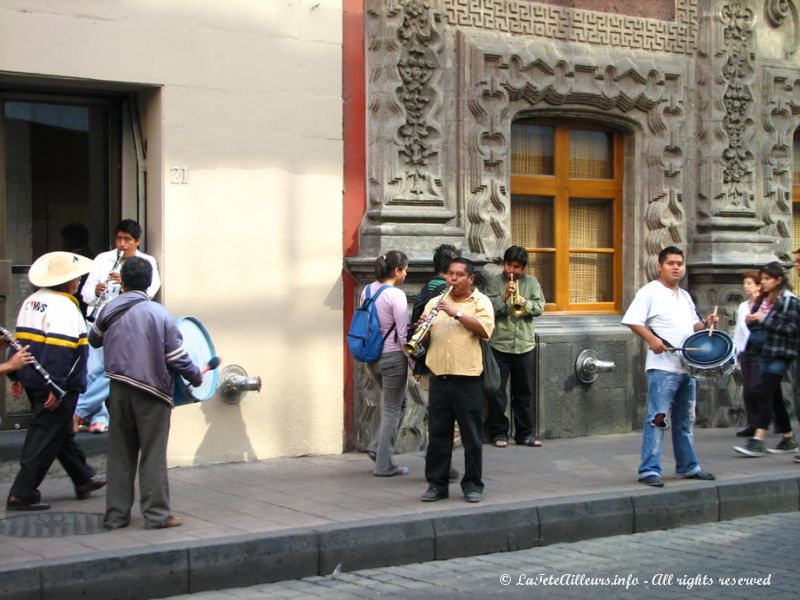 Les rues de Mexico sont souvent animées par des musiciens ambulants