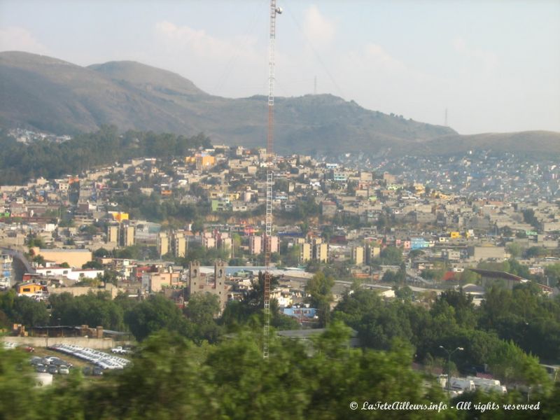 Les bidons-villes envahissent les collines des alentours de Mexico