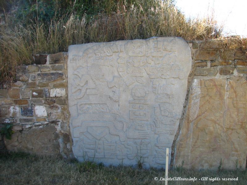 Une des steles visibles a la base de la plate-forme sud