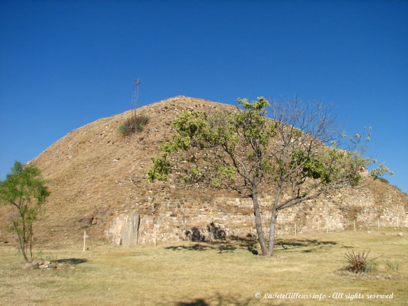 A son sommet, la plate-forme sud est surmontee d'une pyramide