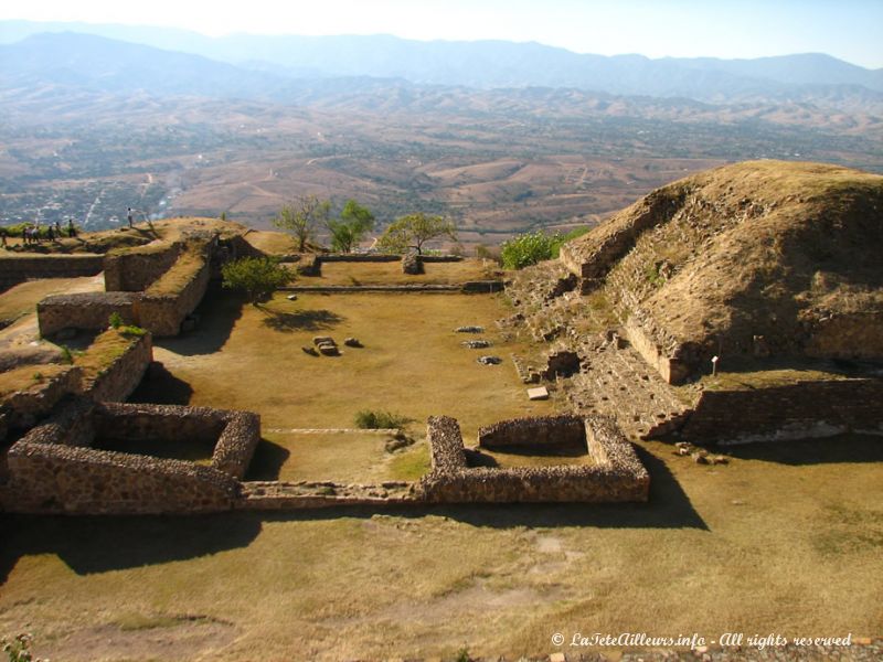 Le batiment B et, au loin, la plaine de Oaxaca