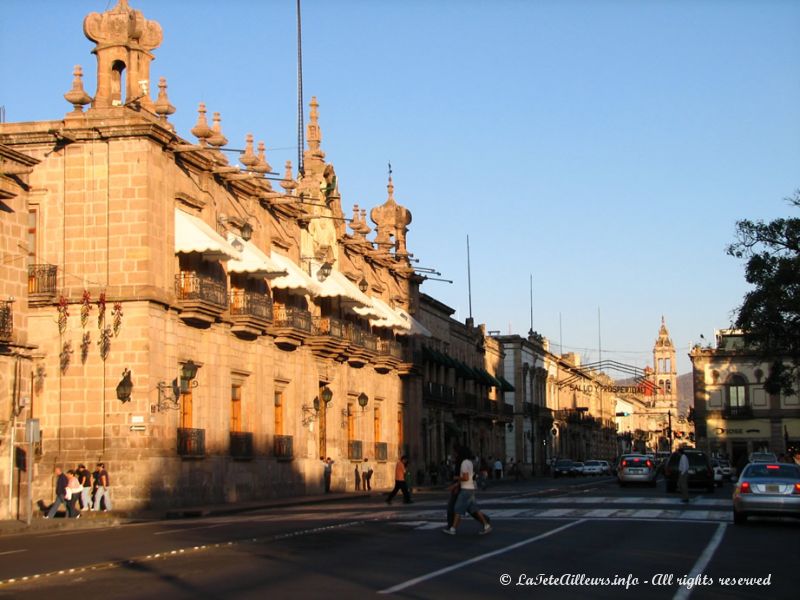 Le palais de Gobierno fait face à la cathédrale