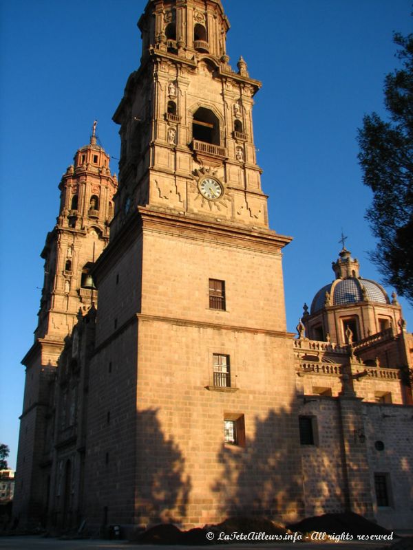 La cathédrale se dresse au milieu du zócalo