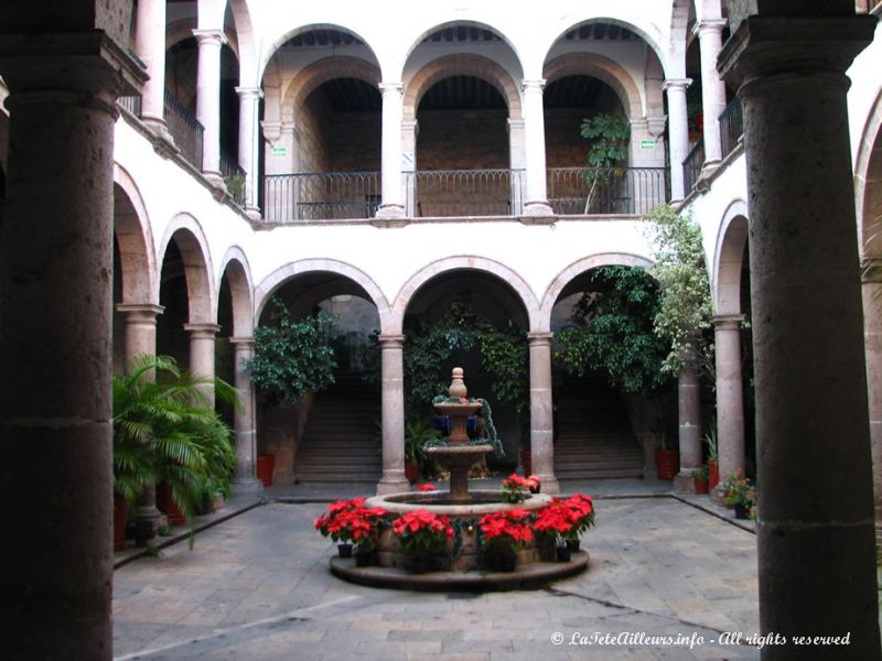 Voici un beau patio, typique de l'architecture mexicaine