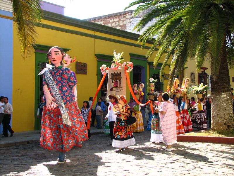 Ces marionnettes geantes annoncent  l'arrivee d'une fete