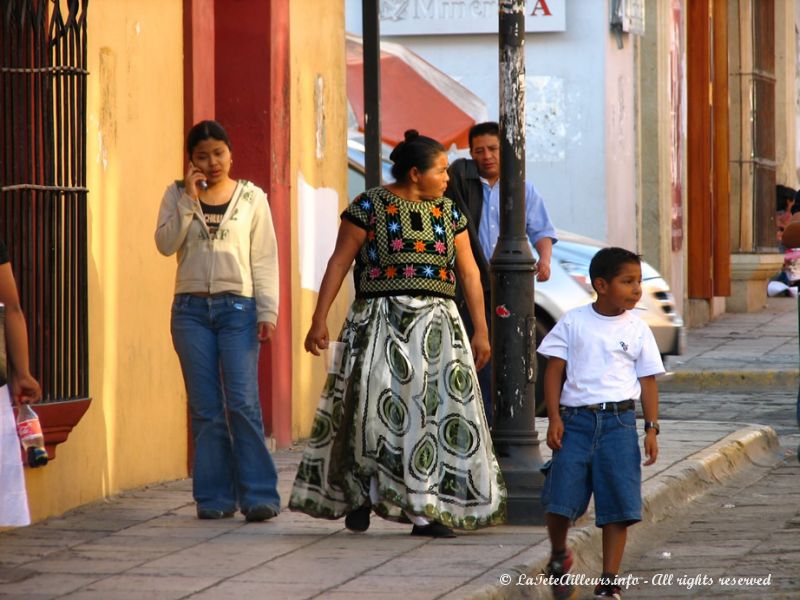 Les indiennes en costume traditionnel cotoient les jeunes mexicains portable en main