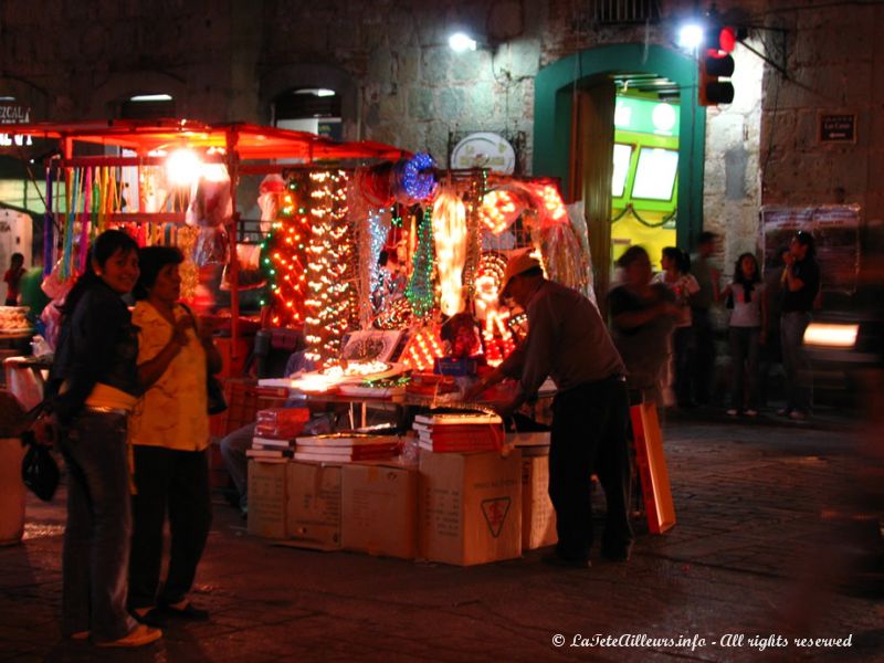 La nuit la rue s'eclaire et l'animation demeure pres du marche